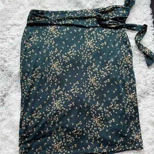 NWOT Halogen Green Light Weight Wrap Skirt with design